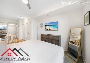 StaysByWalker Studio-King Bed! Roof Top Pool! Gym!