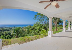 Sting Ray at Sea Scape, studio with huge pool amazing views