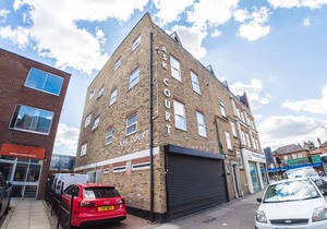 Studio 7 minutes’ walk from Ilford Rail Station