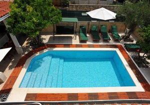 Studio flat with terrace Sutivan, Brač (AS-16846-b)