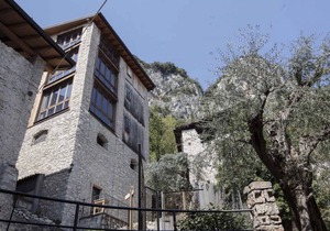 Studio rustically furnished, overlooking lake and with terrace