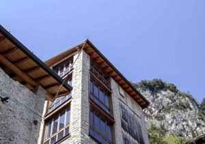 Studio rustically furnished, overlooking lake and with terrace
