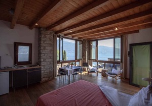 Studio rustically furnished, overlooking lake and with terrace