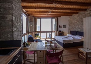 Studio rustically furnished, overlooking lake and with terrace
