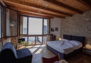 Studio rustically furnished, overlooking lake and with terrace