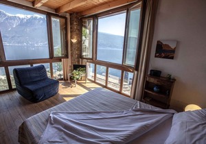 Studio rustically furnished, overlooking lake and with terrace