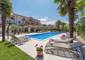 Studio with pool and air conditioning