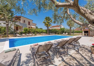 Studio with pool and air conditioning