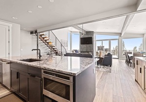 Stunning 5BR Townhome & Incredible Mountain Views!