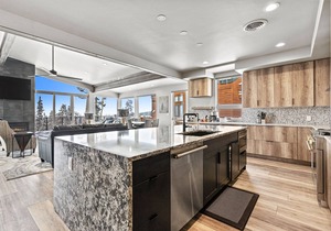 Stunning 5BR Townhome & Incredible Mountain Views!