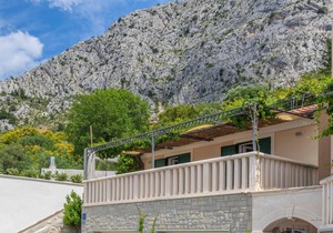 Stunning apartment in Omis with WiFi