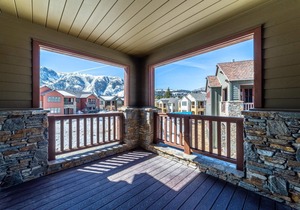 Stunning Pet Friendly Creekhouse #495