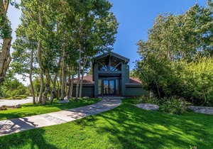 Stunning Pet Friendly Creekhouse #495