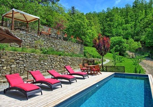 Stunning private villa with private pool, WIFI, A/C, TV, veranda, panoramic view, close to Florence