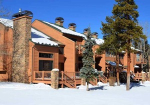 Stunning Ski in/Ski out Cedars Townhouse~ Short Walk to Slopes and Main St.