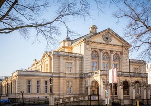 Stylish 2 Bedroom Town Centre Apartment