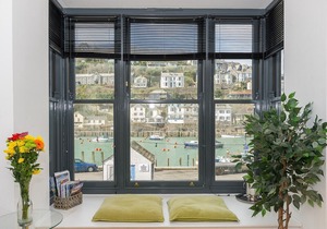 Stylish first floor apartment in the heart of the town with lovely river views.