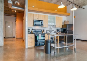 Stylish Loft 0.7 Miles From Downtown!