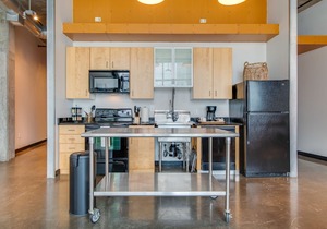 Stylish Loft 0.7 Miles From Downtown!