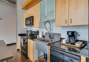 Stylish Loft 0.7 Miles From Downtown!