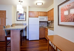 Suite 5 Mins to Mall of America w/24 Hour Gym !