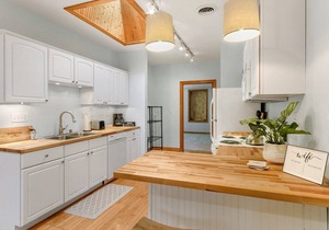 Suite 725 on Main |Recently Face-Lifted |Walkable Dwntwn Condo |Parking |Dining |Nightlife |Shopping