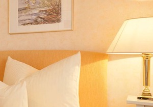 Suite mit sep. Wohnraum, Balkon oder Terrasse, Bad-oder DU/WC, Haupthaus