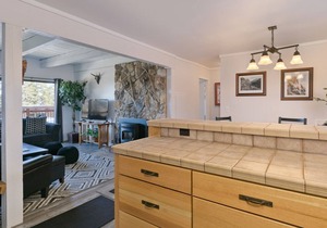 Sun-drenched, Ski-in, ski-out condo with mountain views and WiFi