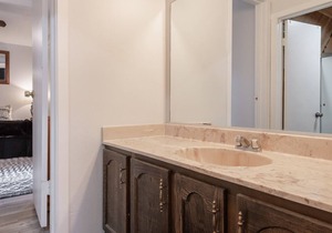 Sun-drenched, Ski-in, ski-out condo with mountain views and WiFi