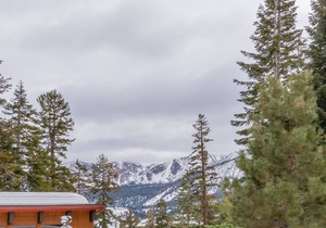 Sun-drenched, Ski-in, ski-out condo with mountain views and WiFi