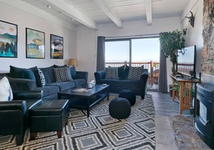 Sun-drenched, Ski-in, ski-out condo with mountain views and WiFi