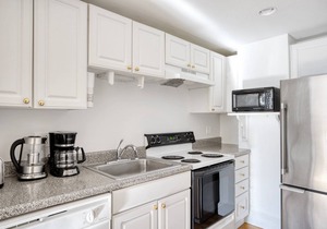 Sunlit Beacon Hill 2BR w/W/D, nr Boston Common, by Blueground