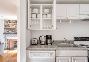 Sunlit Beacon Hill 2BR w/W/D, nr Boston Common, by Blueground