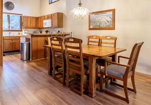 Sunny, Large, Updated, Pet Friendly Townhome, Spa, Wifi and Free Parking