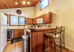 Sunny, Large, Updated, Pet Friendly Townhome, Spa, Wifi and Free Parking