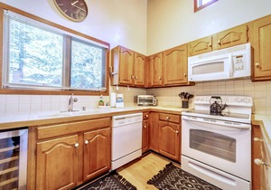 Sunny, Large, Updated, Pet Friendly Townhome, Spa, Wifi and Free Parking