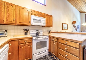 Sunny, Large, Updated, Pet Friendly Townhome, Spa, Wifi and Free Parking