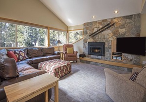 Sunny Sunriver Four-Bedroom has Hot Tub, Spacious Rooms, Two Decks Near Golf!