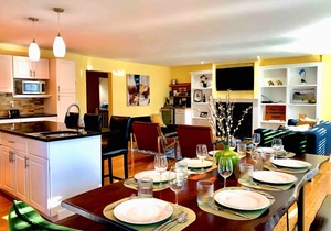*SUPER CLEAN*Luxurious*Spacious*Open Plan*Great Amenities*Short Walk to ND!