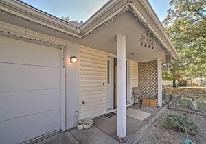 Tahlequah Duplex with Screened-in Porch and Fire Pit!