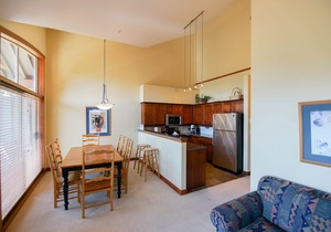 Taluswood - Spacious Creekside Townhome with Amazing Views & Common Hot Tub