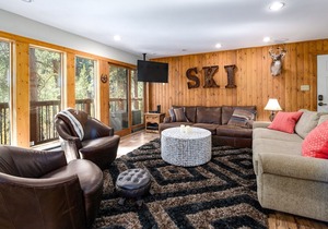Tannenbaum by the River Condo: Walk To Town, Slopes!
