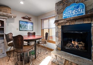Tannenbaum by the River Condo: Walk To Town, Slopes!