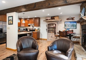 Tannenbaum by the River Condo: Walk To Town, Slopes!