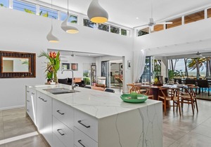 Tenterfield on Oak is the serene tropical beachfront retreat you have been searching for!