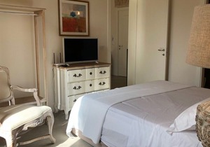 TERRACE APARTMENT 8.
