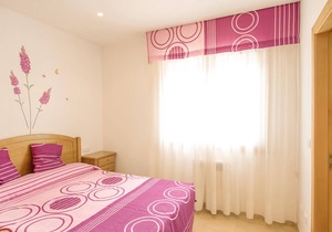 The apartment is located in the seaside village of Raxo and offers a magnificent view of the Riades