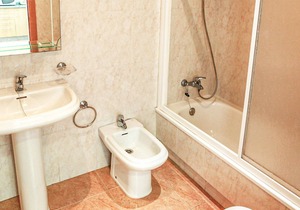 The apartment is located in the seaside village of Raxo and offers a magnificent view of the Riades