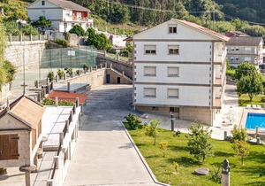 The apartment is located in the seaside village of Raxo and offers a magnificent view of the Riades