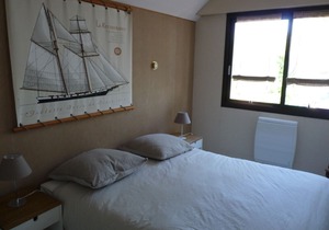 The beach on foot / 10 beds.